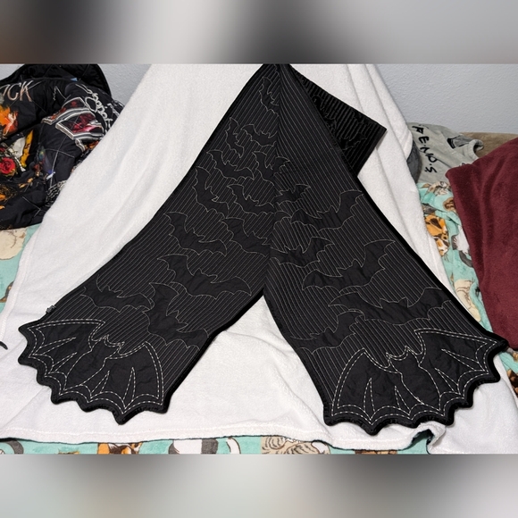 Cynthia Rowley Curious Bat Halloween Table Runner - Picture 6 of 11